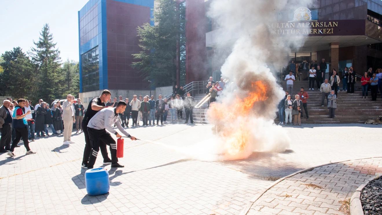 Selçuk Üniversitesi personeline yangına müdahale eğitimi verildi